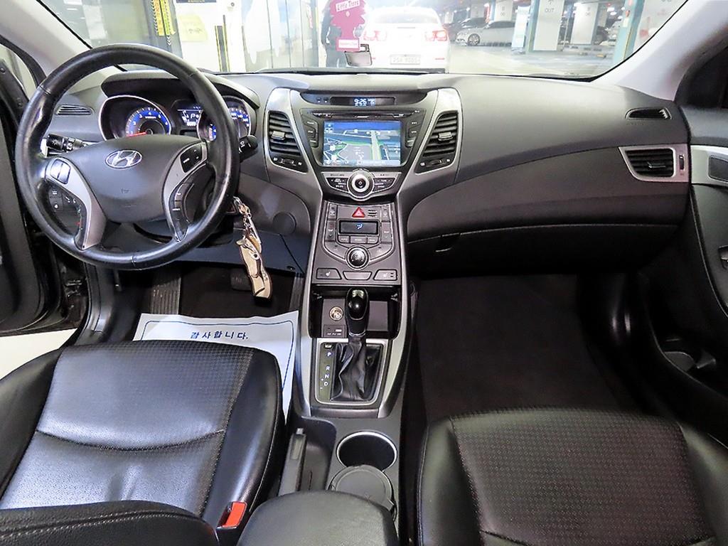 HYUNDAI Avante - Vista 10