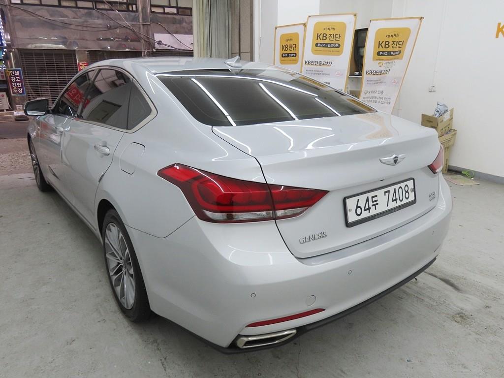 HYUNDAI Genesis - Vista 4