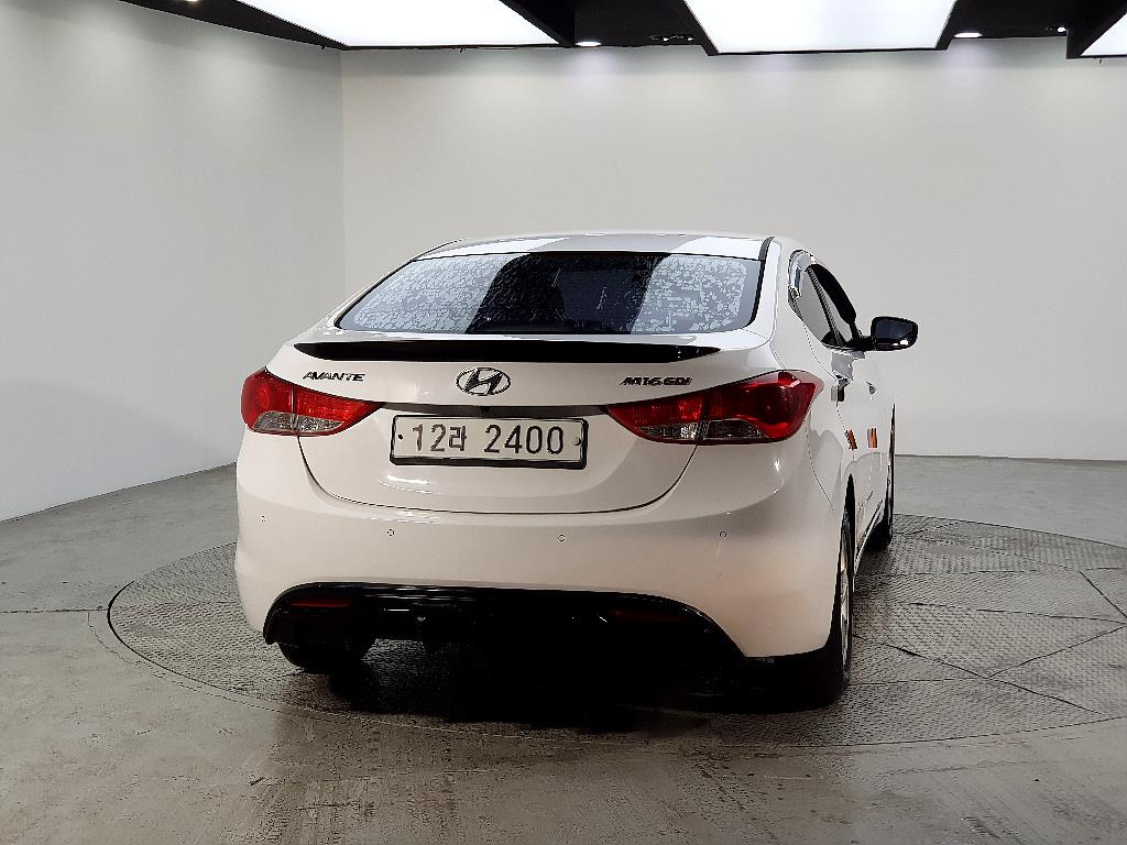 HYUNDAI Avante - Vista 3