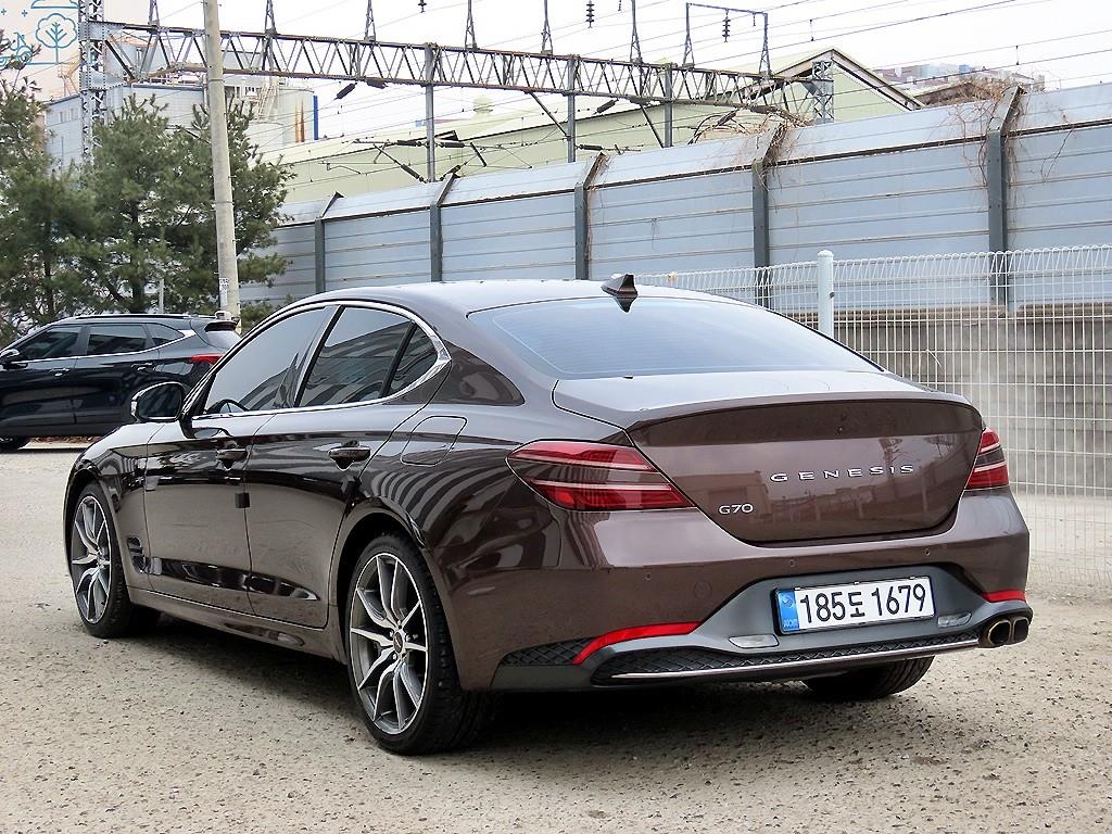 Genesis G70 - Vista 3