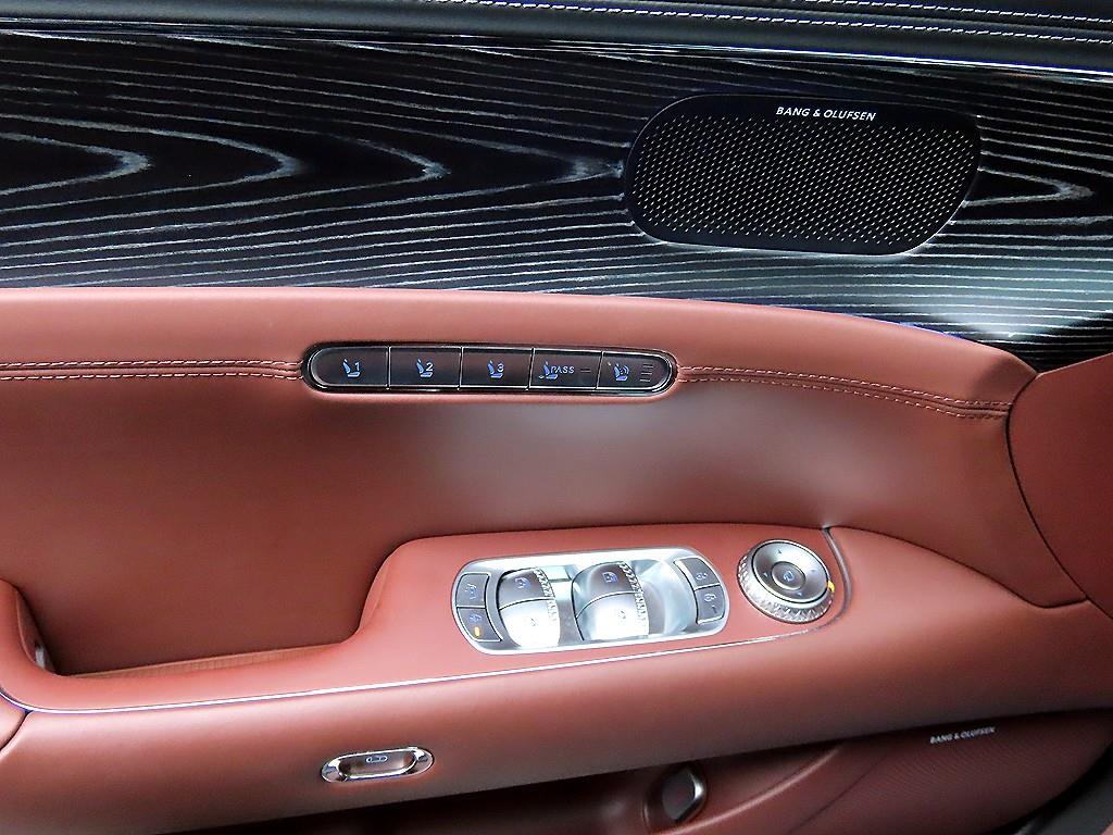 Genesis G90 - Vista 12