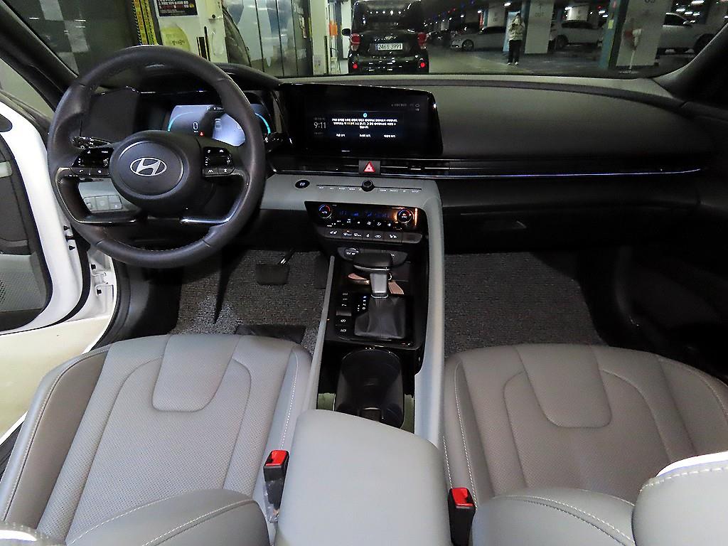 HYUNDAI Avante - Vista 10