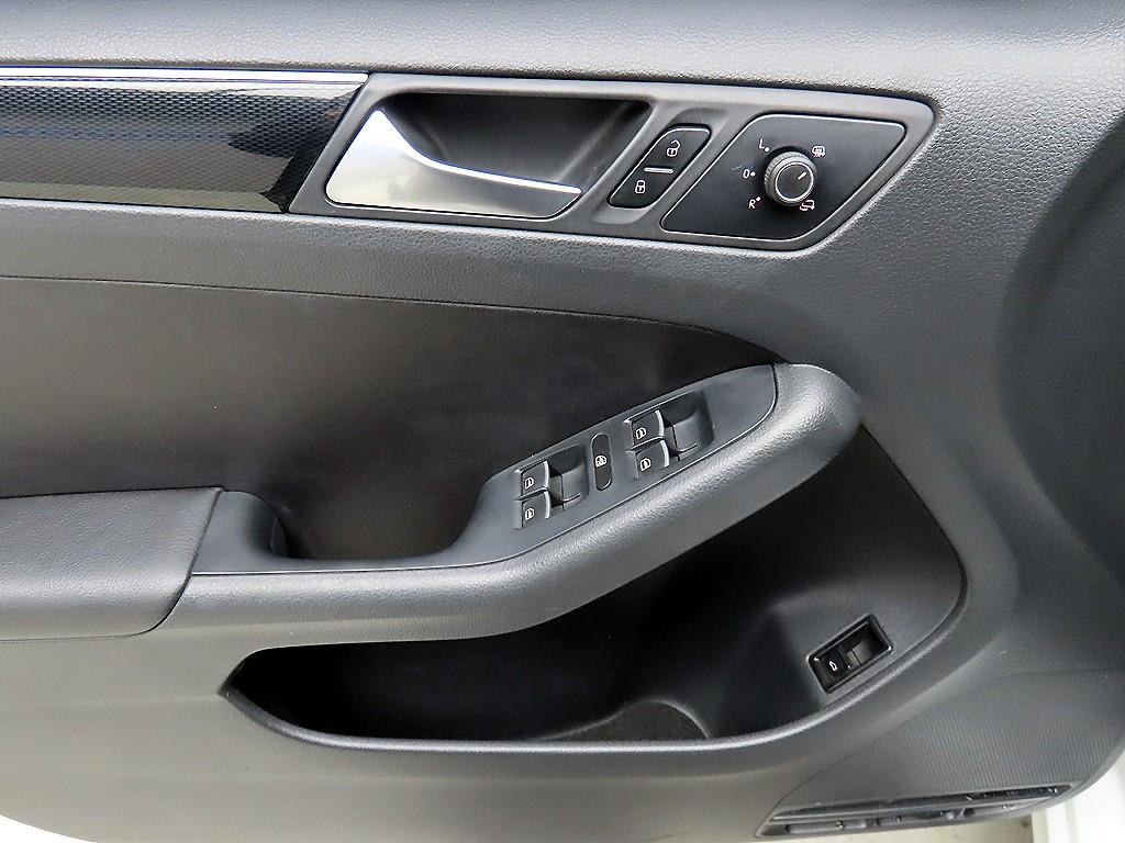 Volkswagen Jetta - Vista 11