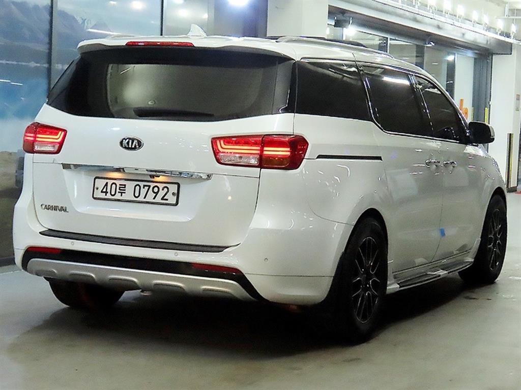 KIA Carnival - Vista 4