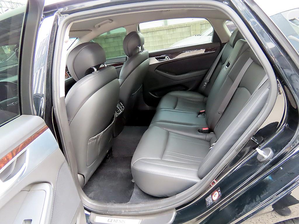 HYUNDAI Genesis - Vista 6