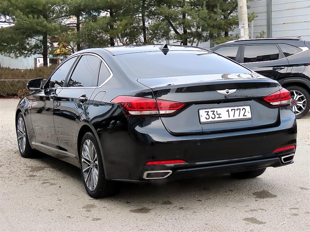 HYUNDAI Genesis - Vista 3