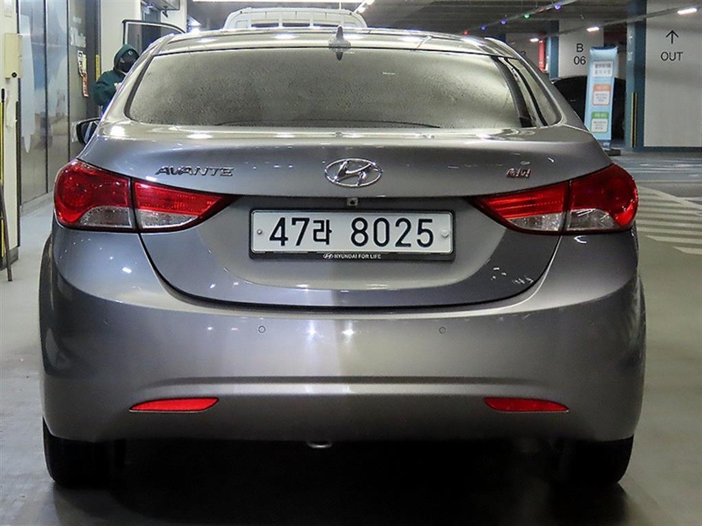 HYUNDAI Avante - Vista 5