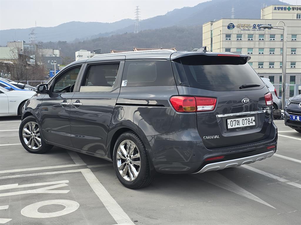 KIA Carnival - Vista 4