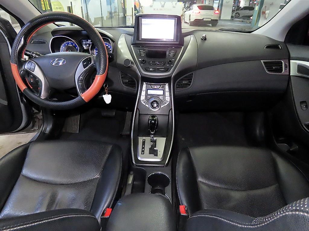 HYUNDAI Avante - Vista 10