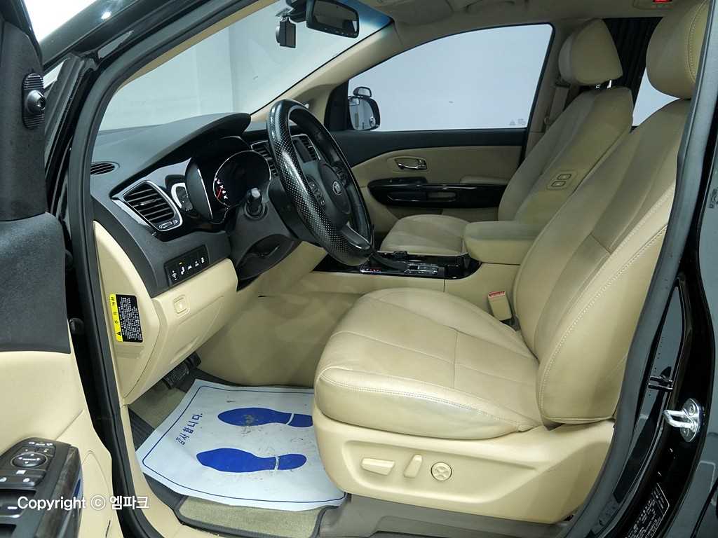 KIA Carnival - Vista 10