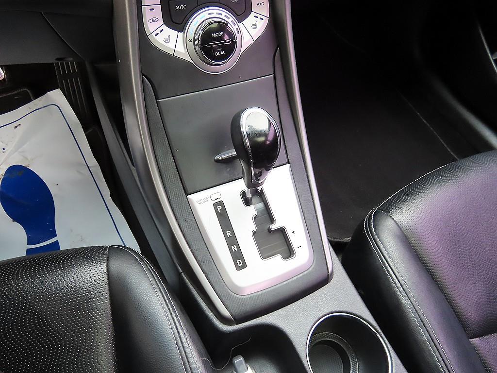 HYUNDAI Avante - Vista 10