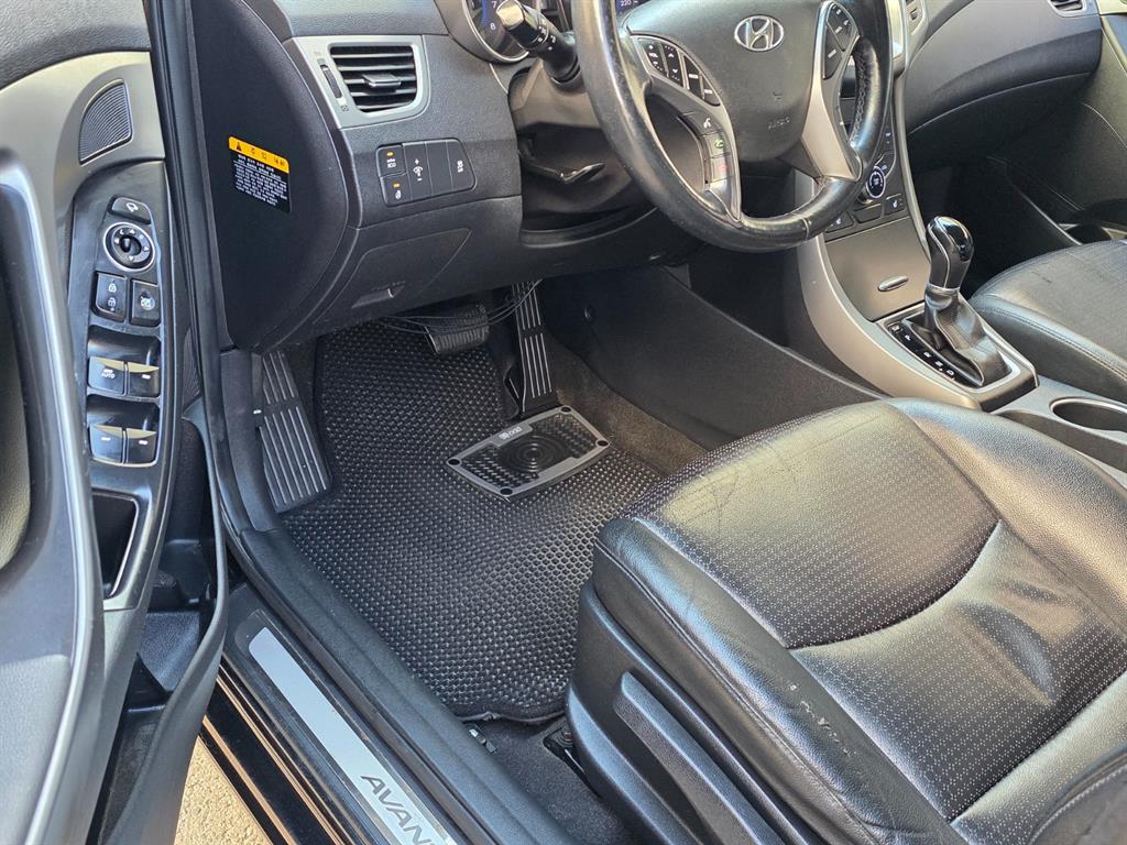 HYUNDAI Avante - Vista 3