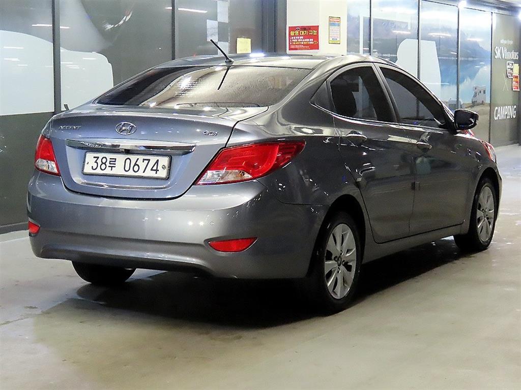 HYUNDAI Accent - Vista 4