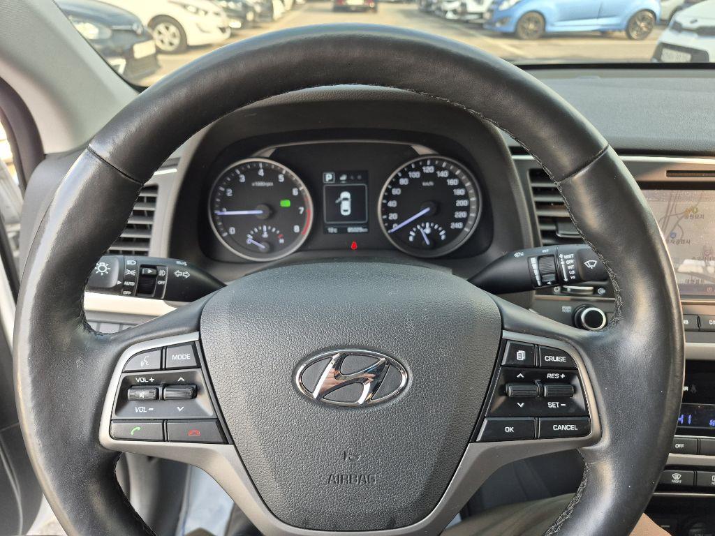 HYUNDAI Avante - Vista 10