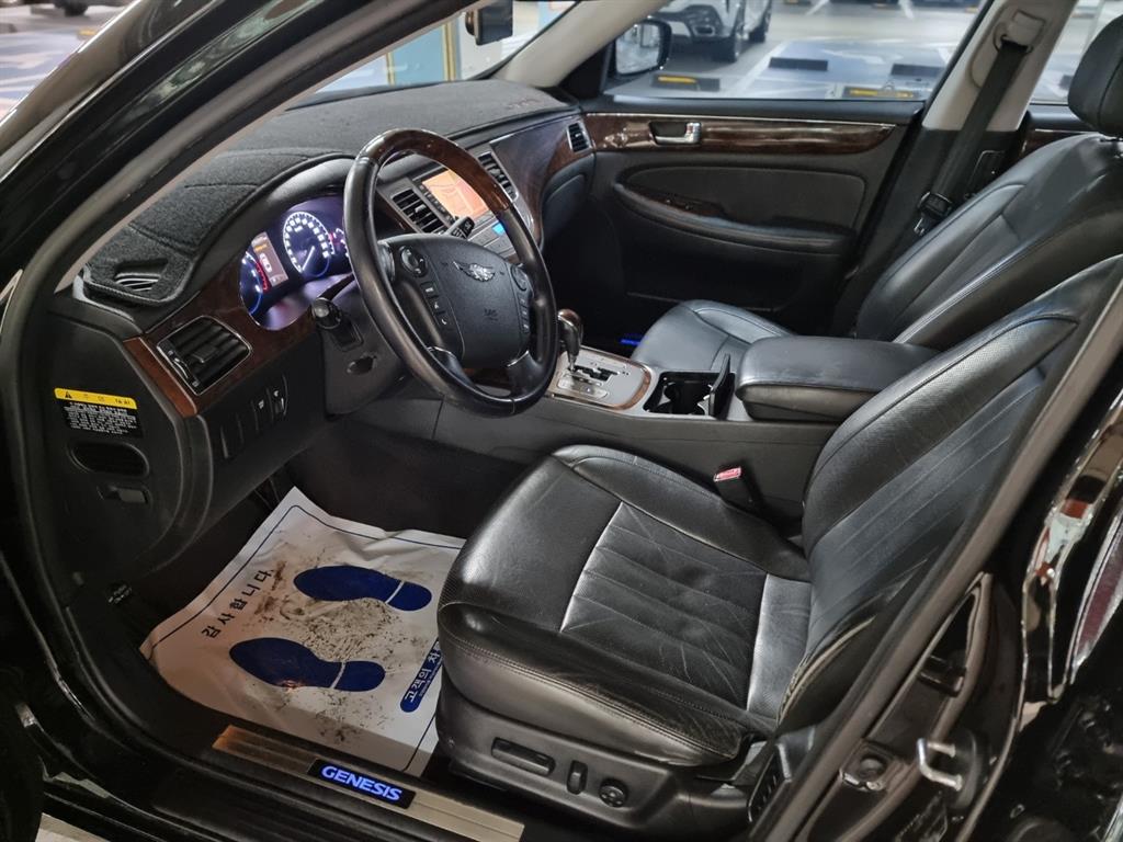 HYUNDAI Genesis - Vista 5