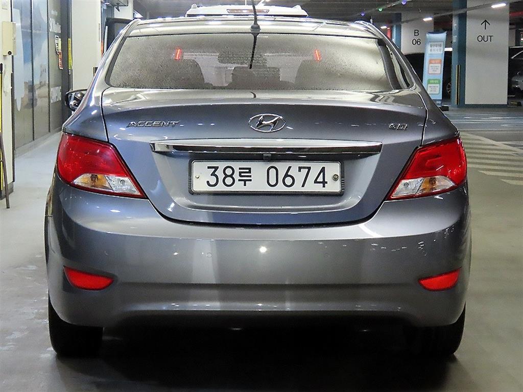 HYUNDAI Accent - Vista 5