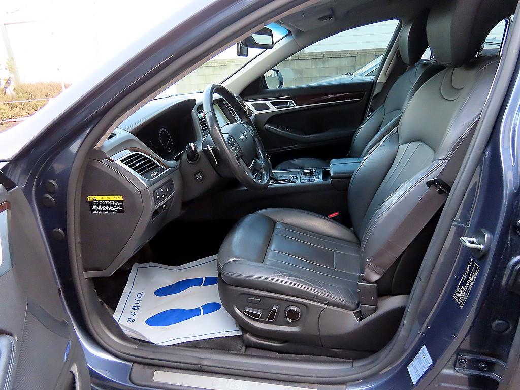 HYUNDAI Genesis - Vista 5