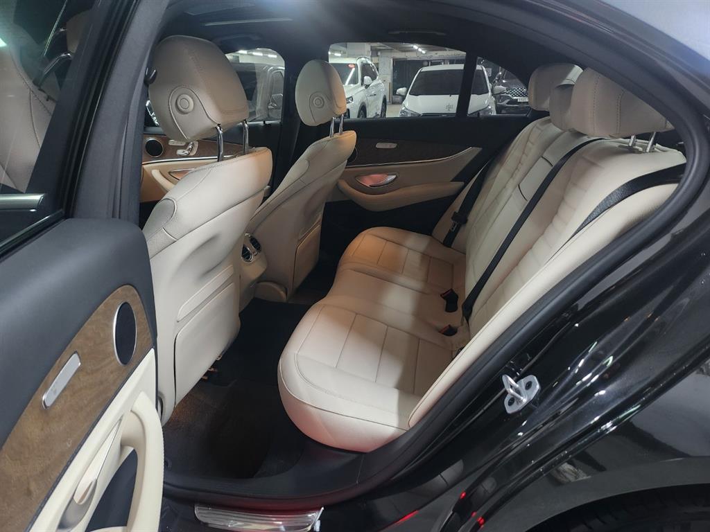 Mercedes Benz E class - Vista 8