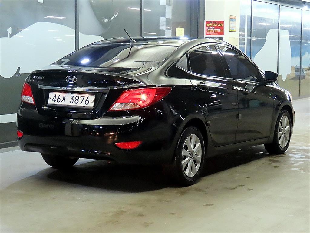 HYUNDAI Accent - Vista 4