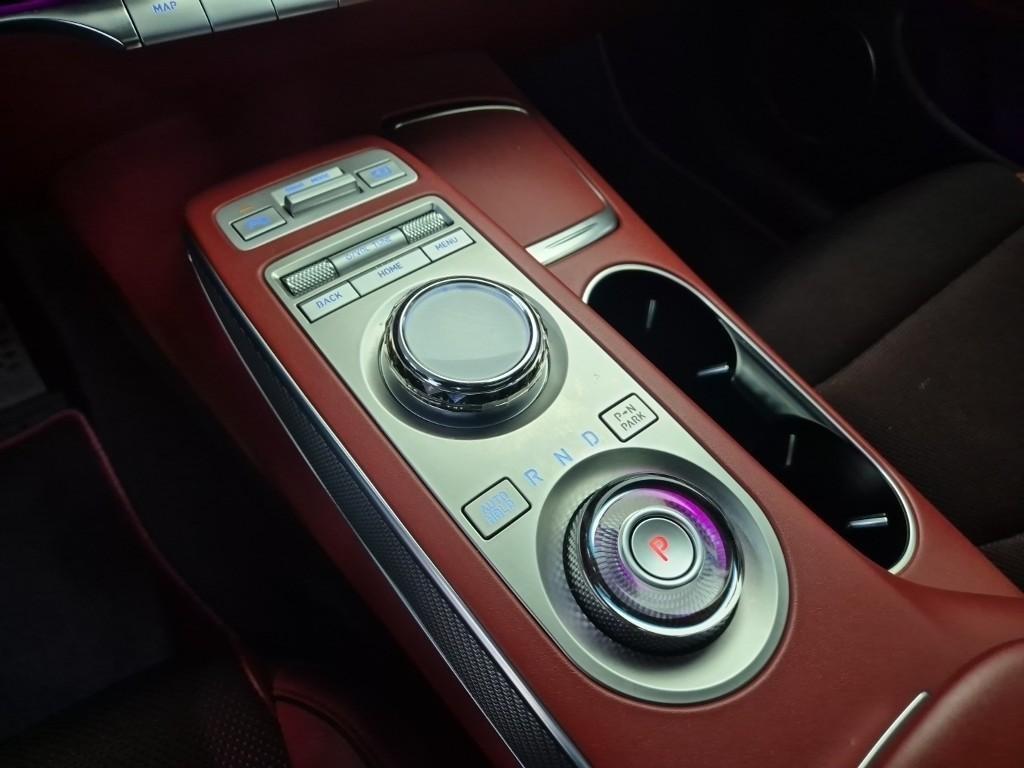 Genesis GV70 - Vista 8