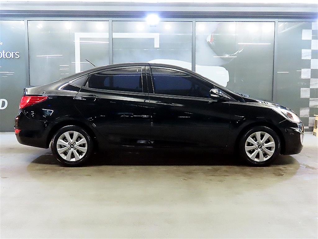 HYUNDAI Accent - Vista 3