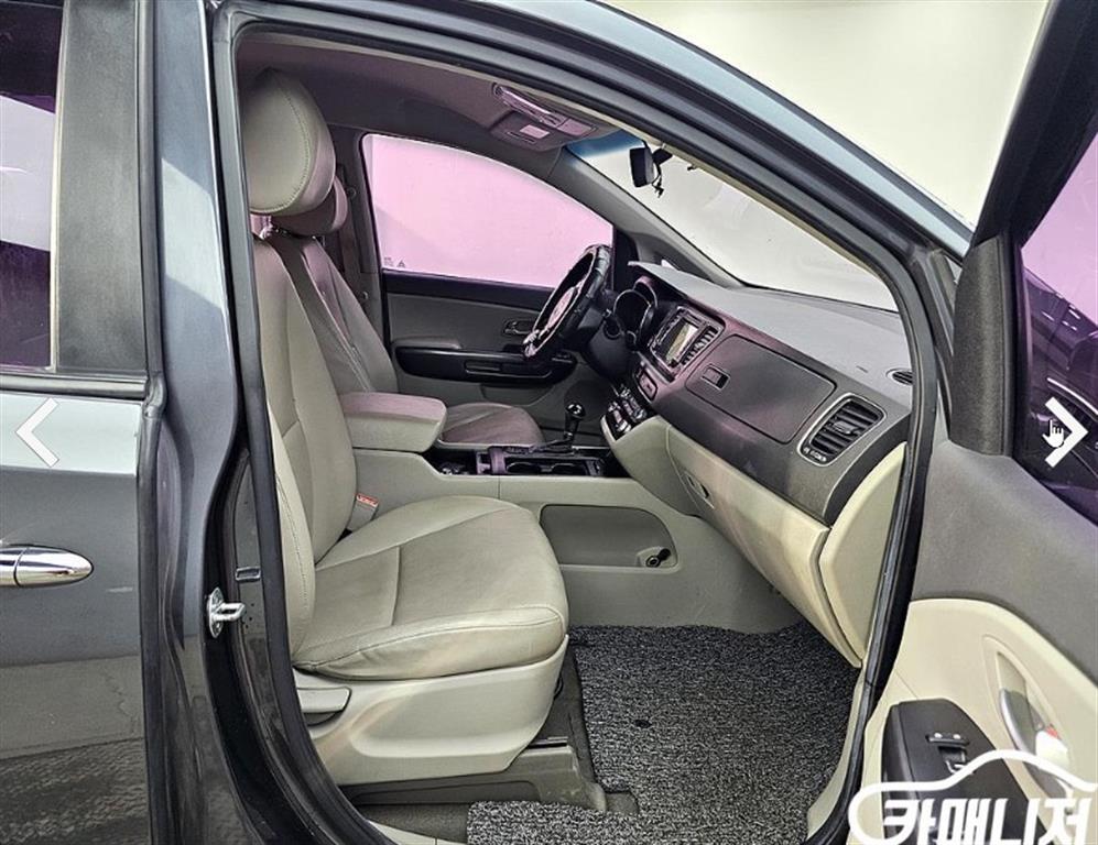 KIA Carnival - Vista 11