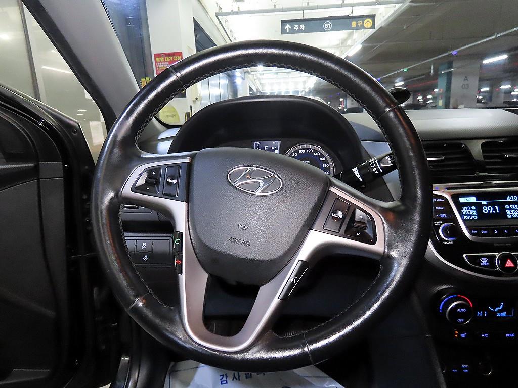 HYUNDAI Accent - Vista 8