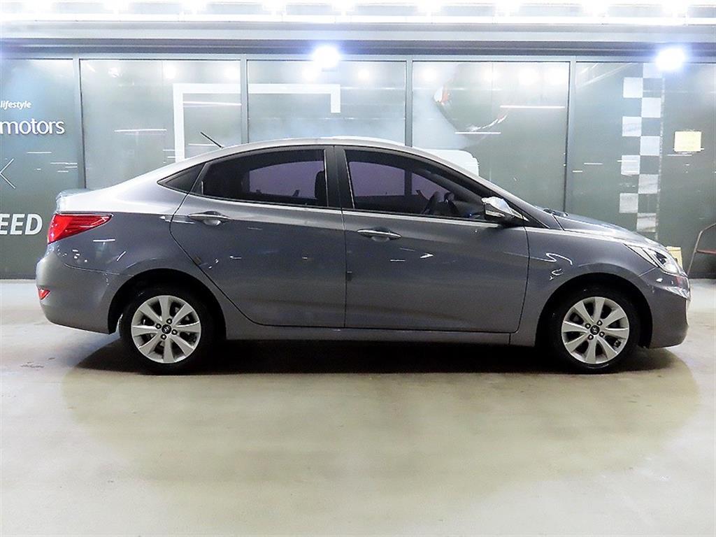HYUNDAI Accent - Vista 3