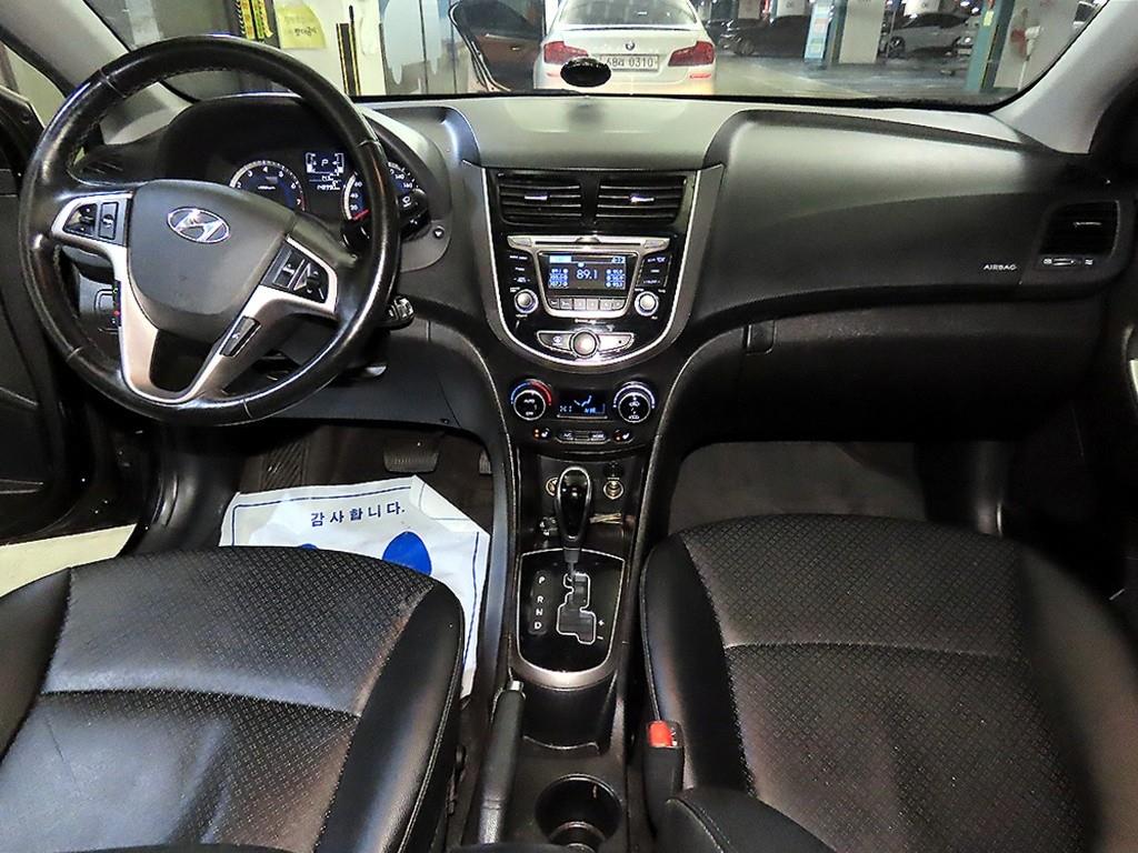 HYUNDAI Accent - Vista 10