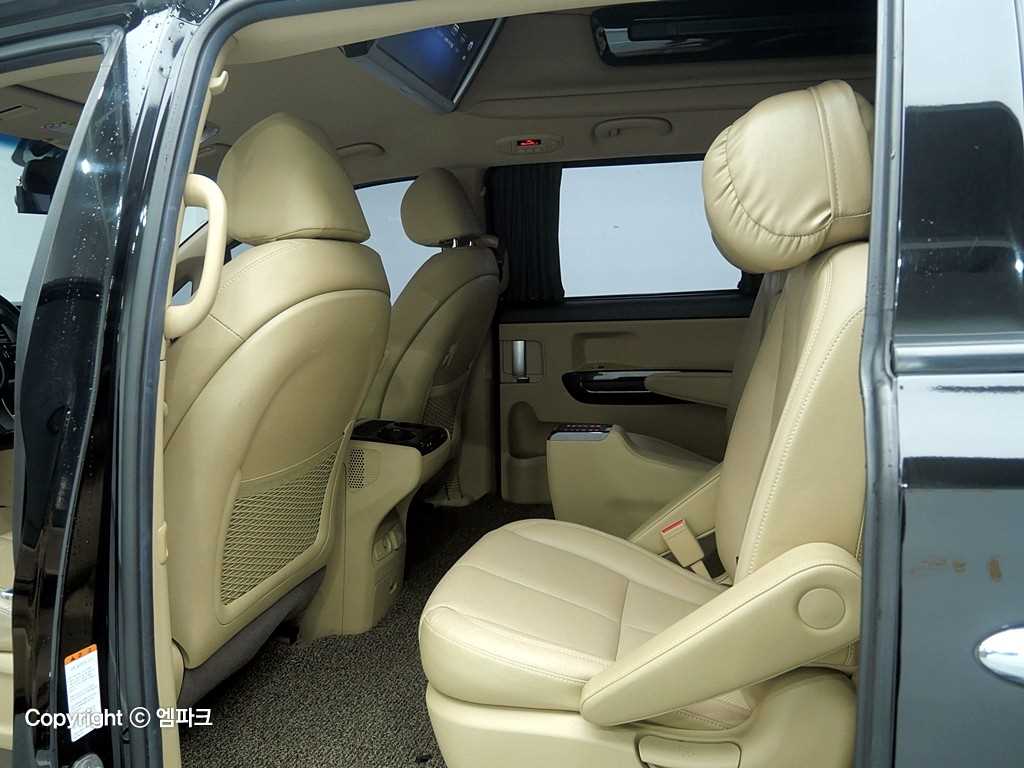 KIA Carnival - Vista 11