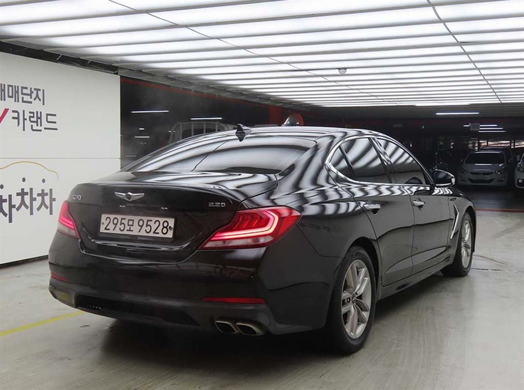 Genesis G70 - Vista 4