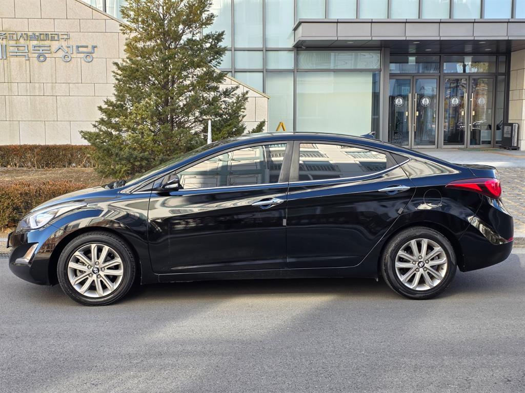 HYUNDAI Avante - Vista 2