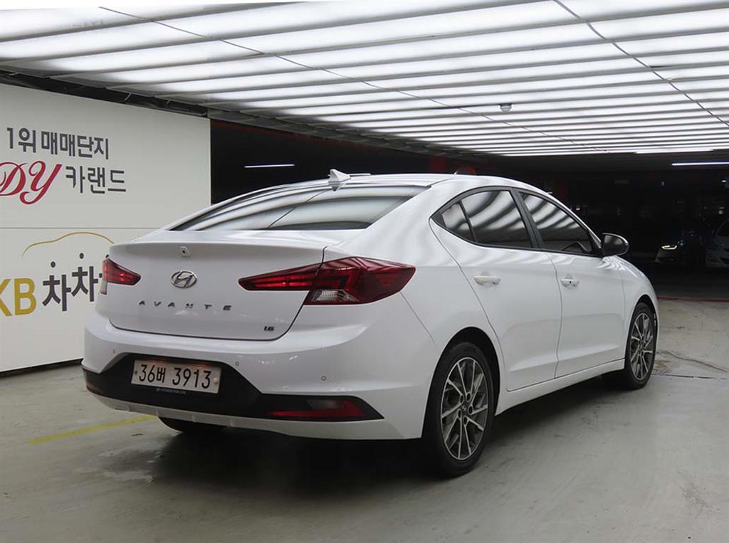 HYUNDAI Avante - Vista 4