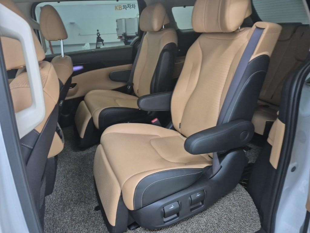 KIA Carnival - Vista 12