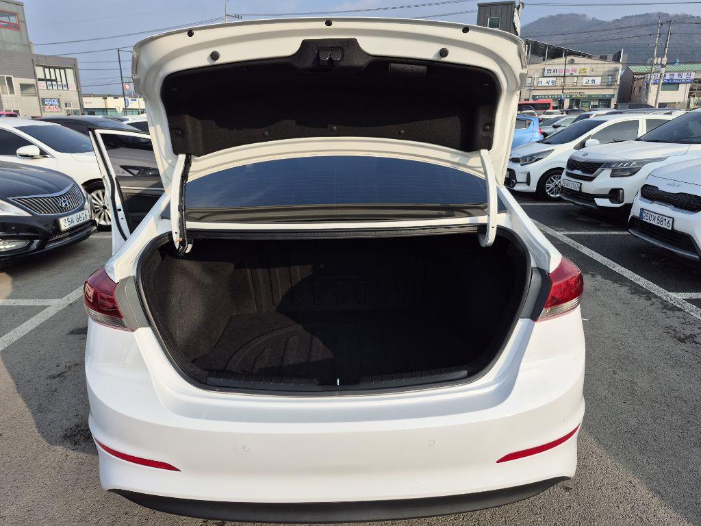 HYUNDAI Avante - Vista 5