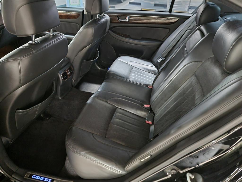 HYUNDAI Genesis - Vista 6