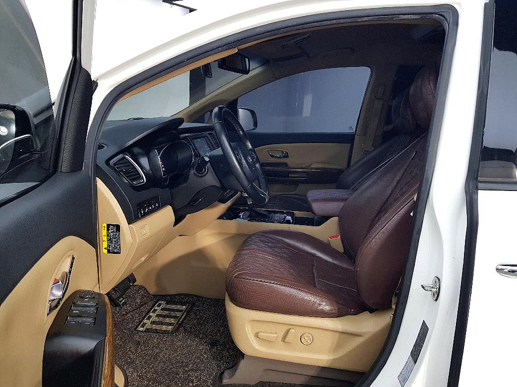 KIA Carnival - Vista 8