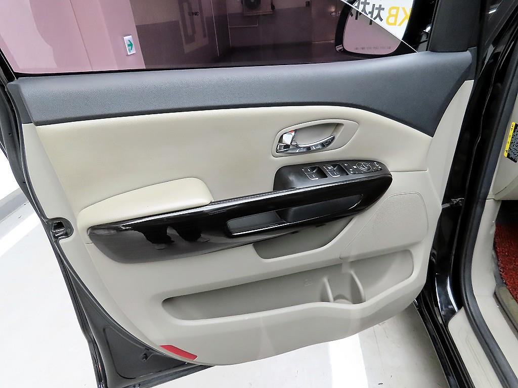 KIA Carnival - Vista 11