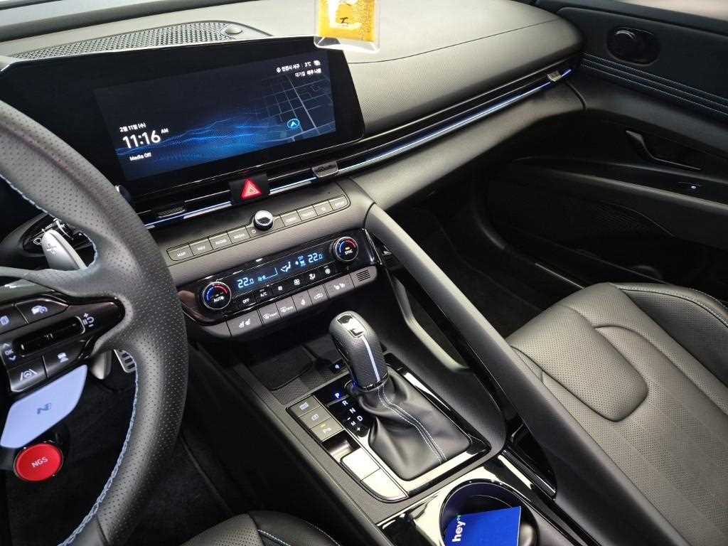 HYUNDAI Avante - Vista 10