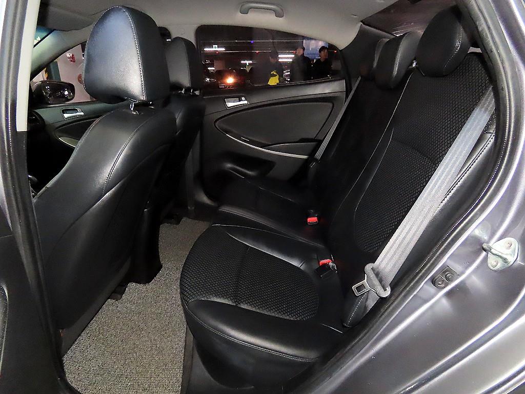 HYUNDAI Accent - Vista 7