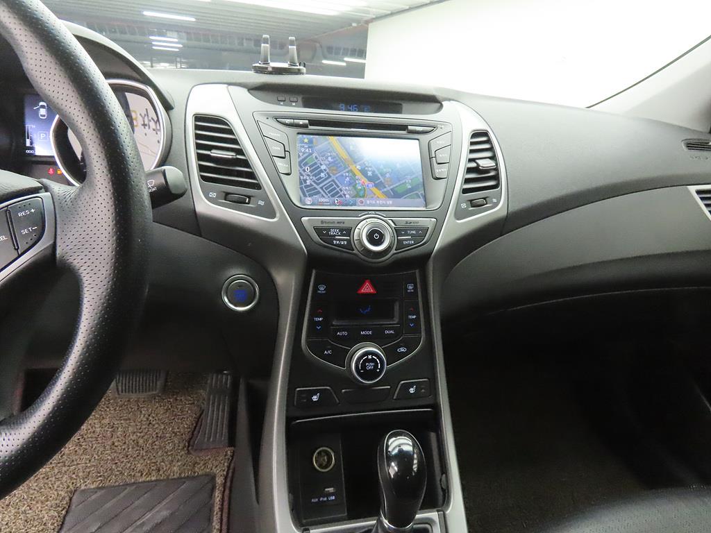 HYUNDAI Avante - Vista 10