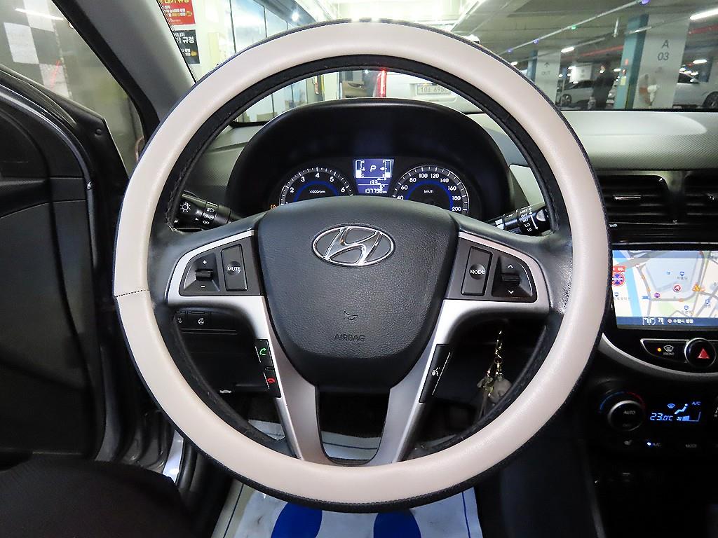 HYUNDAI Accent - Vista 8