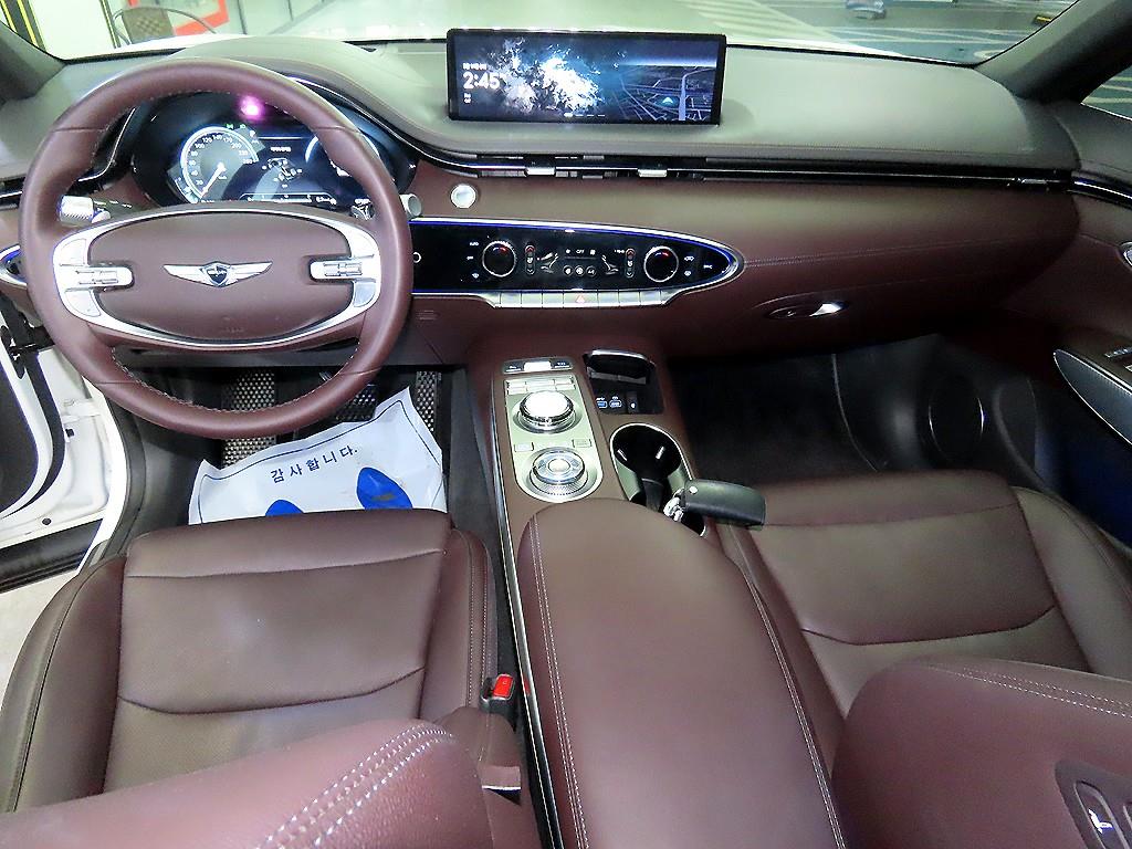 Genesis GV70 - Vista 8