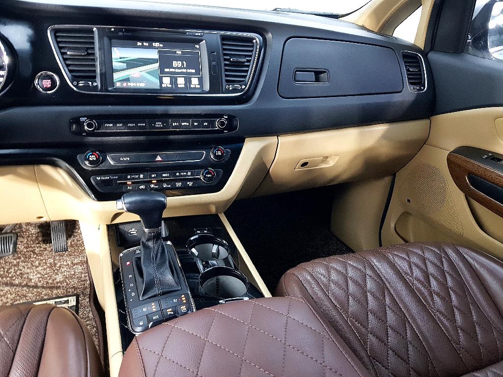 KIA Carnival - Vista 10
