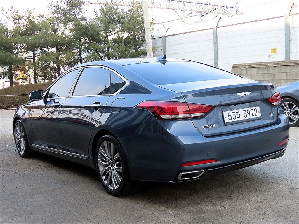 HYUNDAI Genesis - Vista 3