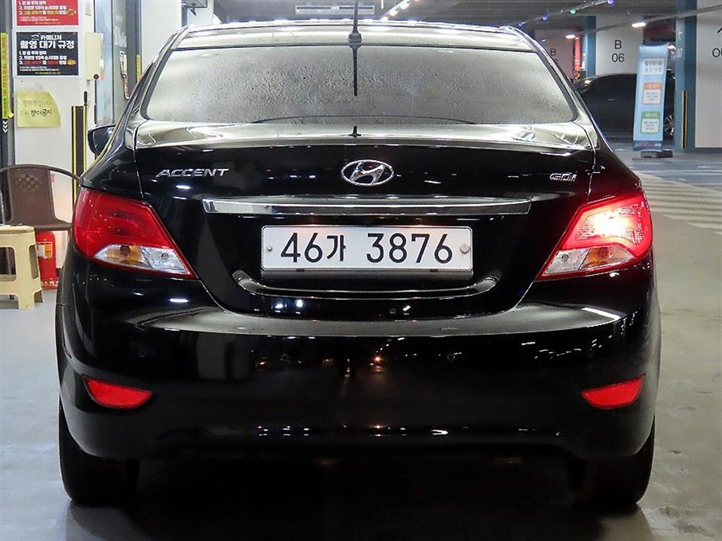 HYUNDAI Accent - Vista 5