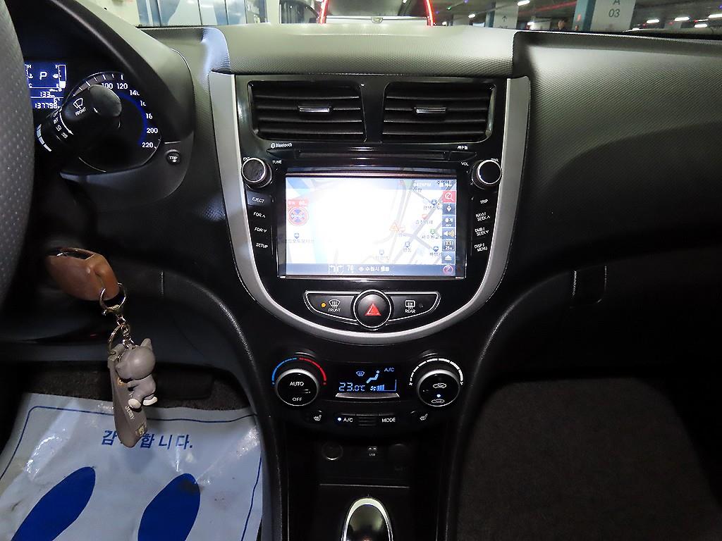 HYUNDAI Accent - Vista 11