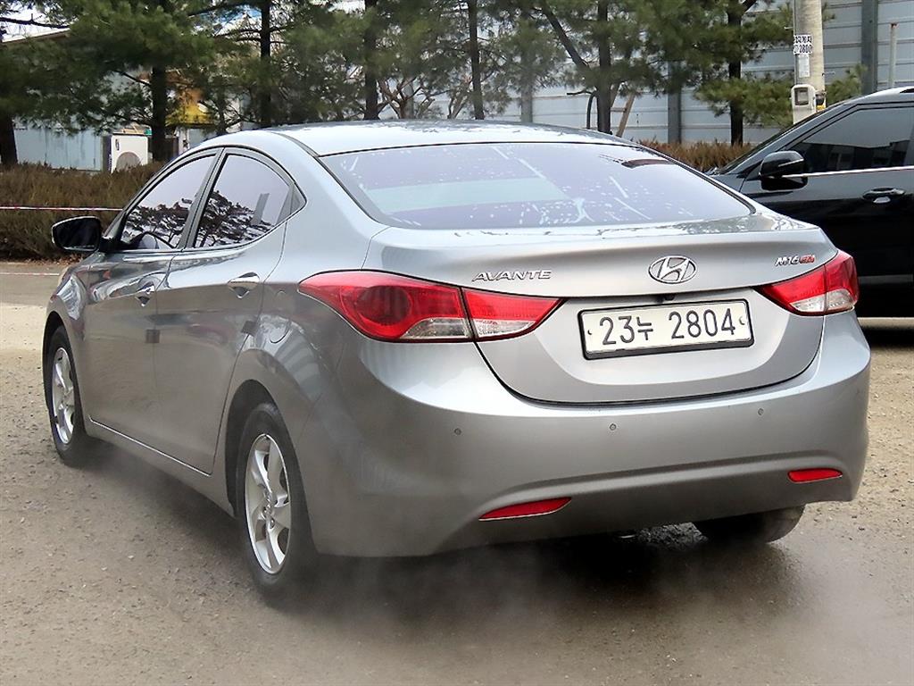 HYUNDAI Avante - Vista 3
