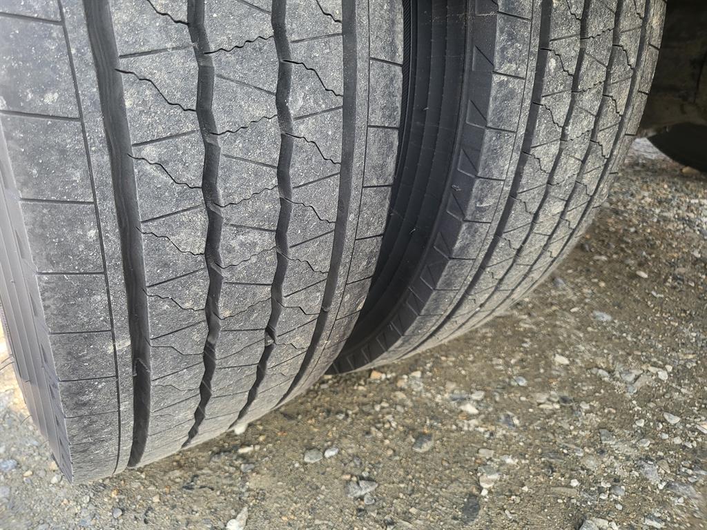 medium and large cargo truck - Vista 6