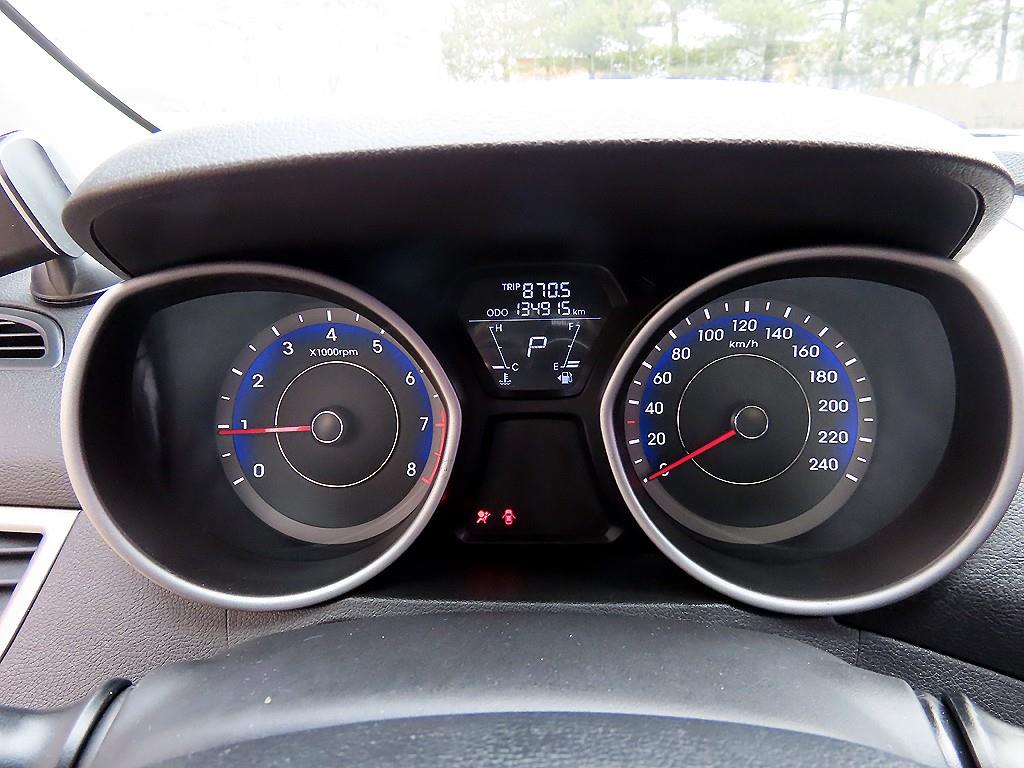 HYUNDAI Avante - Vista 9